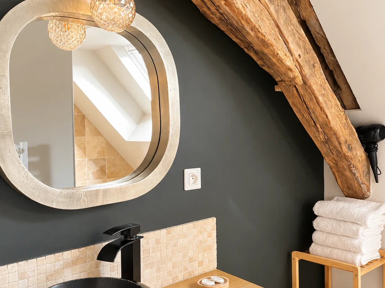 Le Duplex — la salle d’eau sous les poutres