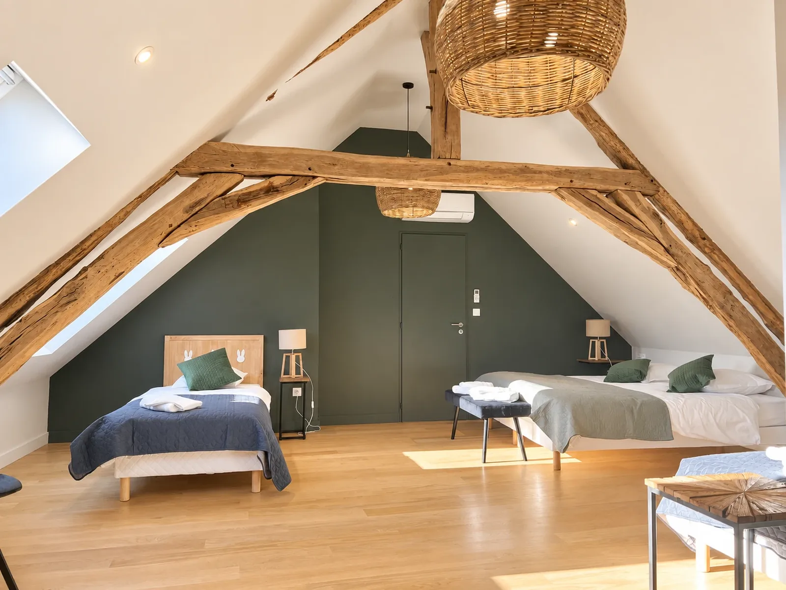 Le Duplex — la chambre mansardée sous les poutres