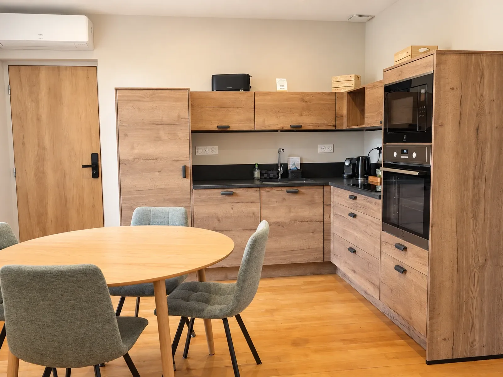 Suite Grenouilles — la cuisine et le coin repas