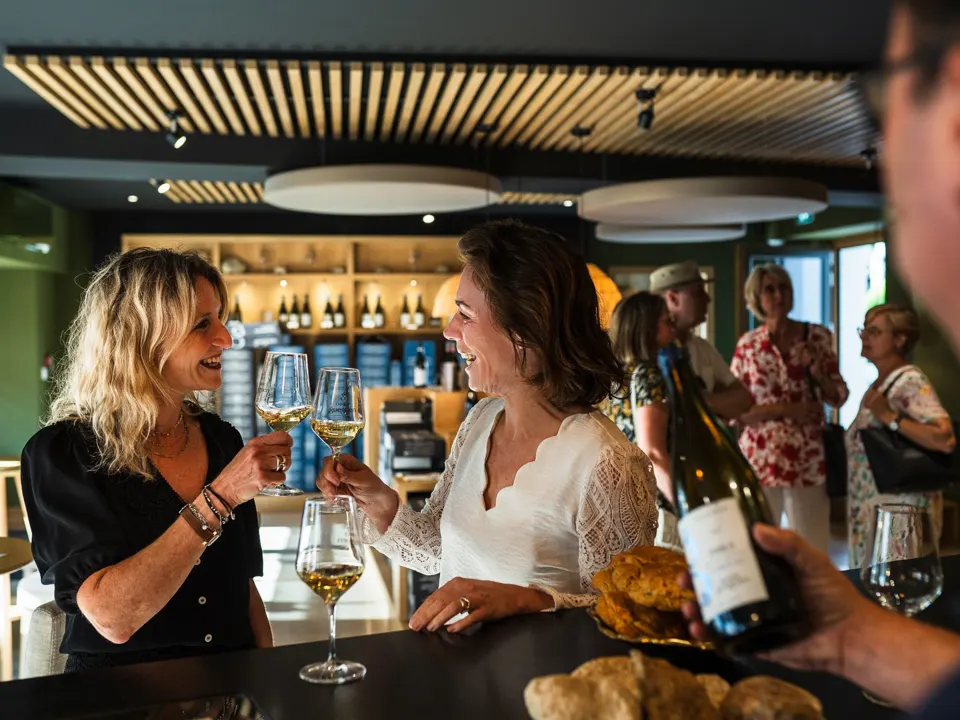 Clientes trinquant au comptoir du caveau de dégustation