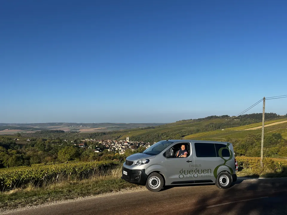 Le véhicule du domaine sur une route des coteaux de Chablis